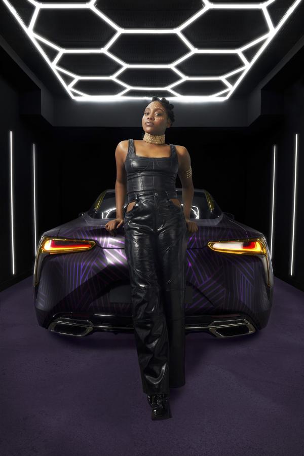 2022_10_lexus_blackpanther_modelo_25159web.jpg